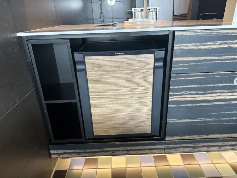 客室(冷蔵庫(閉じた状態))