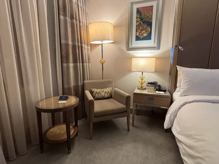 サイドテーブル