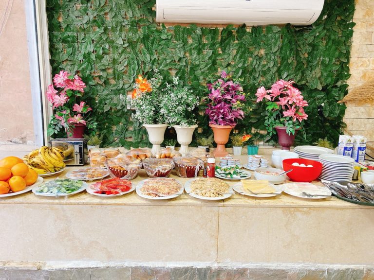 朝食ブッフェカウンター全体