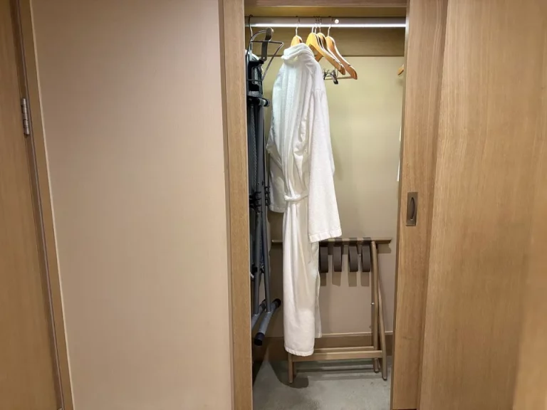 クローゼット内側