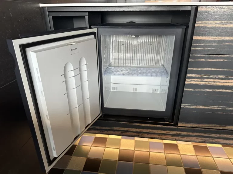 客室(冷蔵庫(開けた状態))