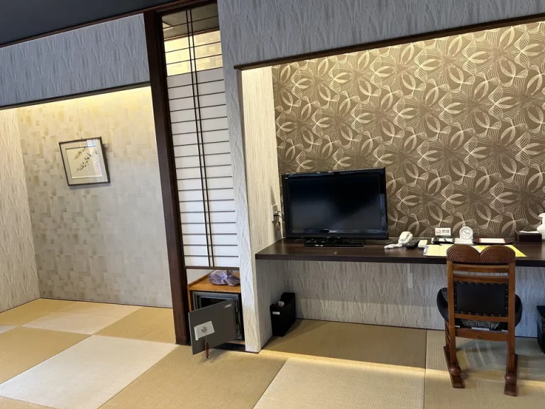 ベッド方向からTV