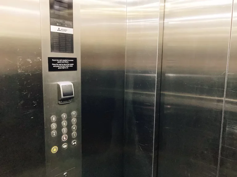 エレベーター内観