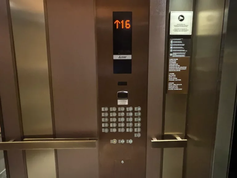 エレベーター内1