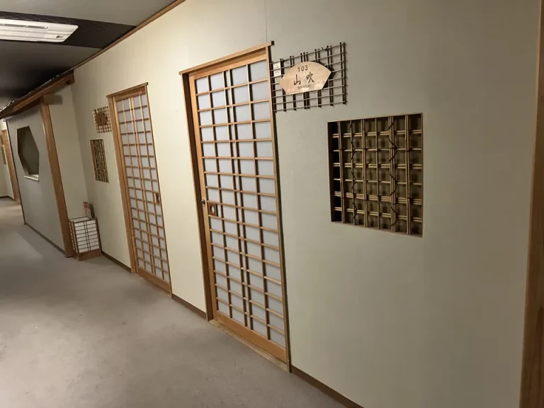 客室入口外観ドア