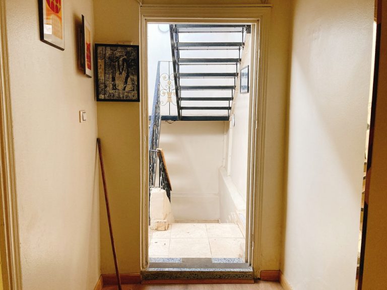 エレベーターはなく階段