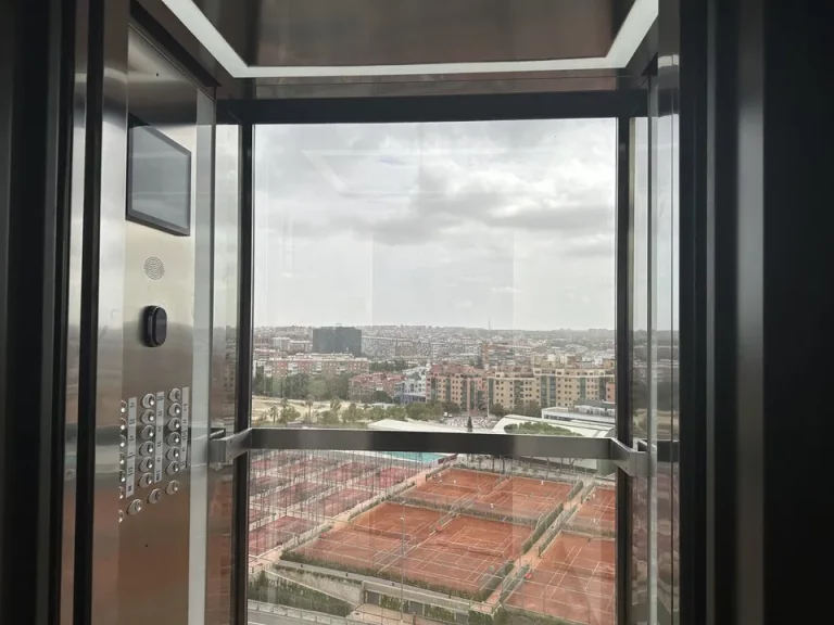 エレベータ(エレベータ内観)