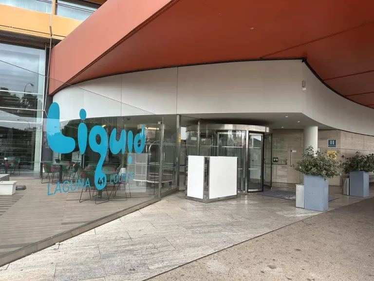 ホテルの外観(エントランス外観)