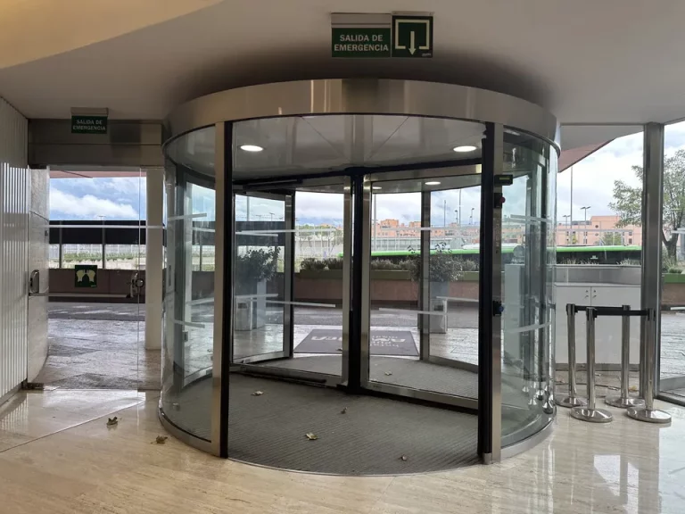 玄関、ロビー(エントランス内観)