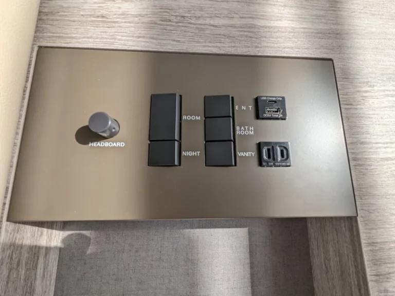 ヘッドボードのUSBポート、スイッチなど