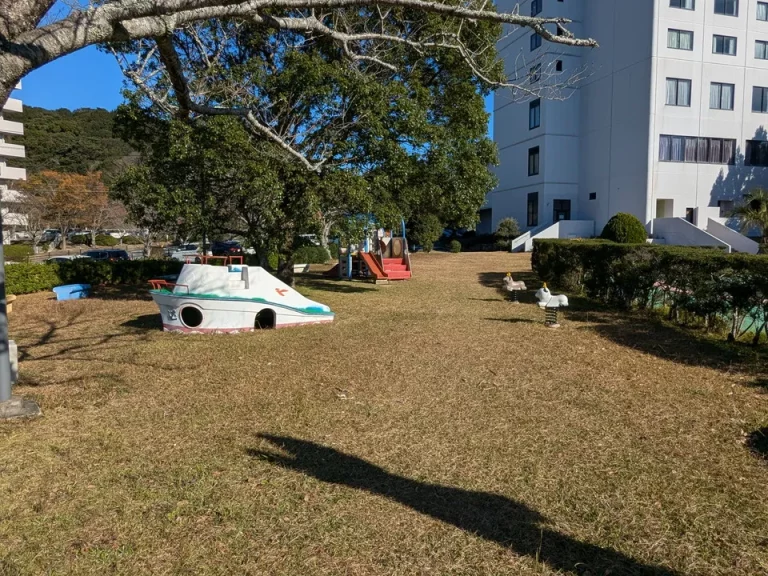 プールの横に公園もあります