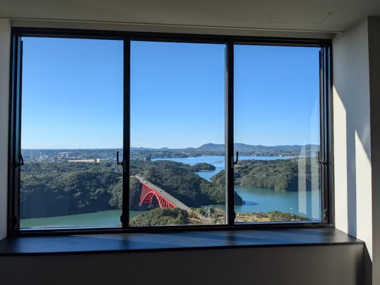 エレベーターホールの窓からも景色が望めます