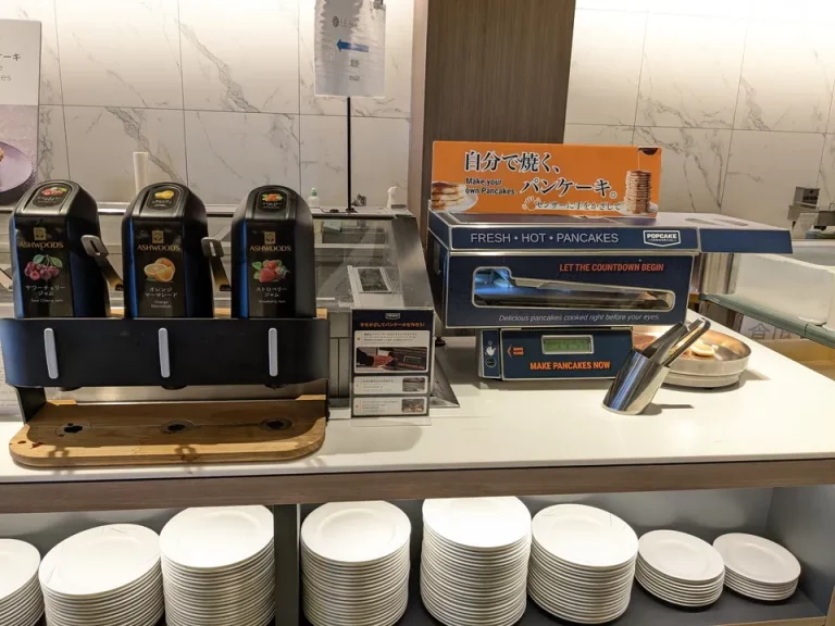 朝食自家製パンケーキコーナー