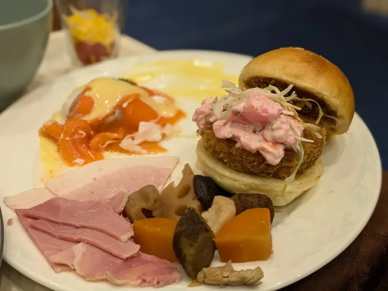 朝食料理一例エッグベネディクト、ヒレカツバーガー