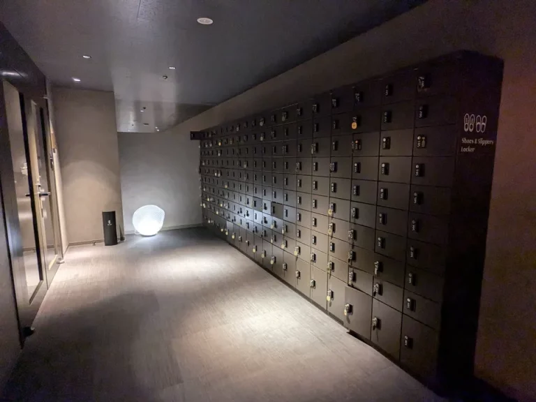 地下1階温泉大浴場入口には履物ロッカーあります