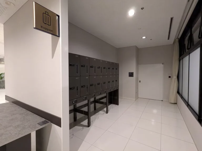 ロビー奥に荷物ロッカーあります