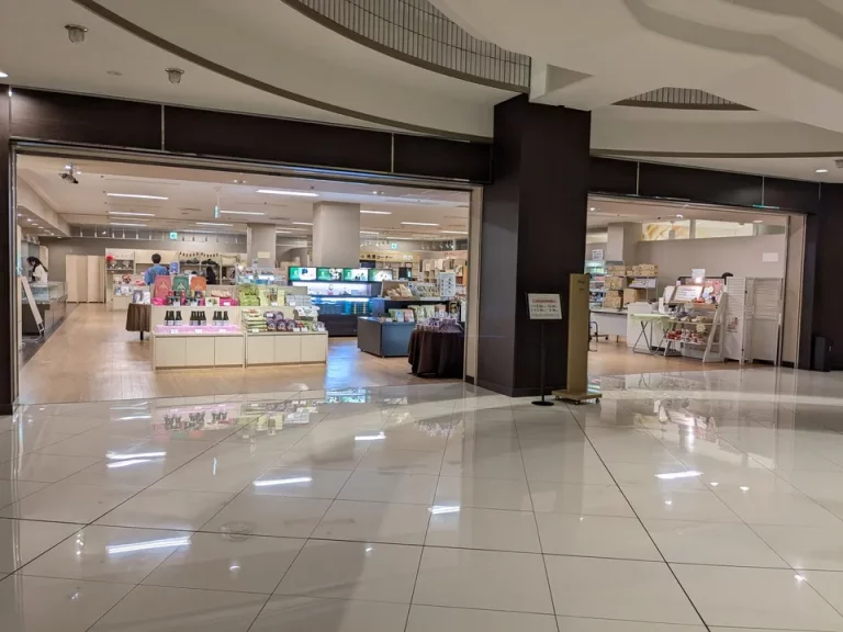 ロビー横にお土産ショップ