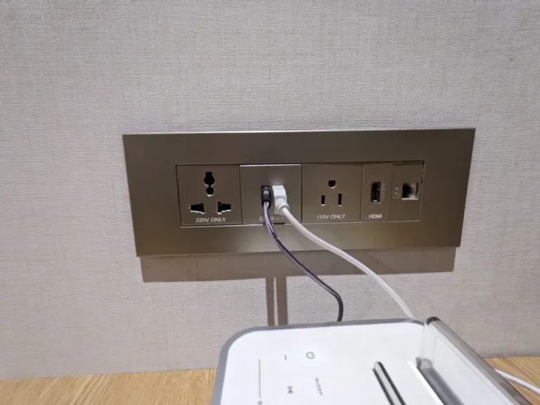 デスク_4_コンセント_ユニバーサルタイプで変換プラグなしで使用可能
