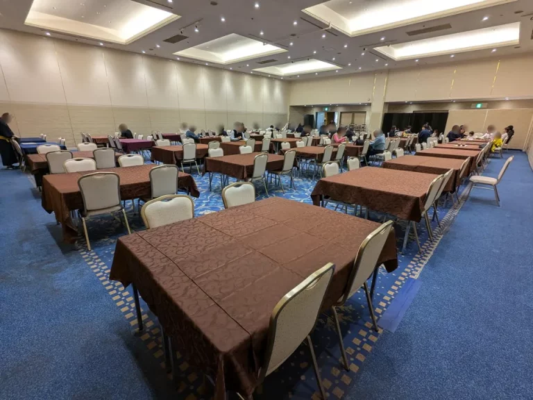 隣りの会場客席全体