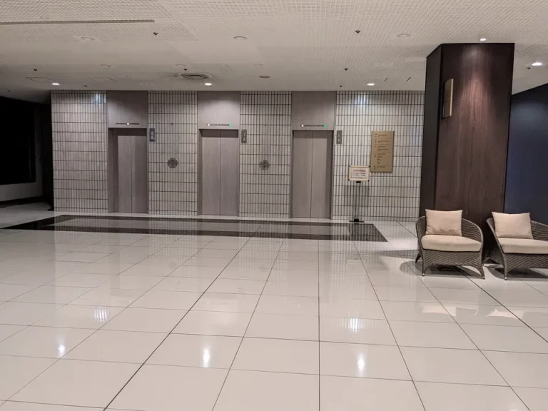 エレベーターホールフロント階
