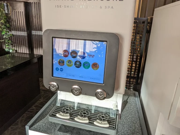 ラウンジにソフトドリンク、コーヒーマシーンもあります