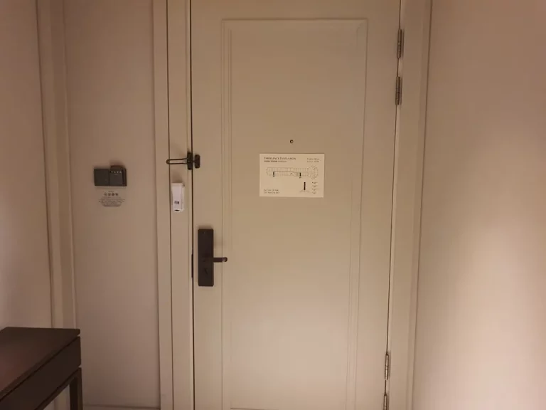 客室入口内観ドア