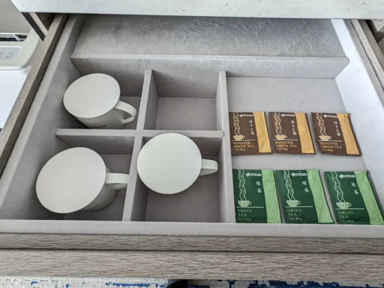 カフェコーナーのカップは上にコースターで蓋代わりに