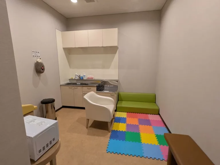 ロビー奥に授乳室があります