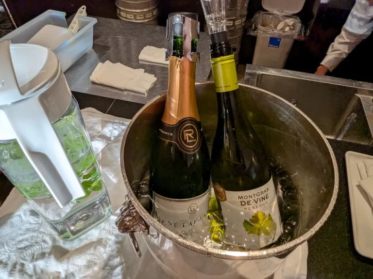 ラウンジにシャンパン、赤、白ワインもあります