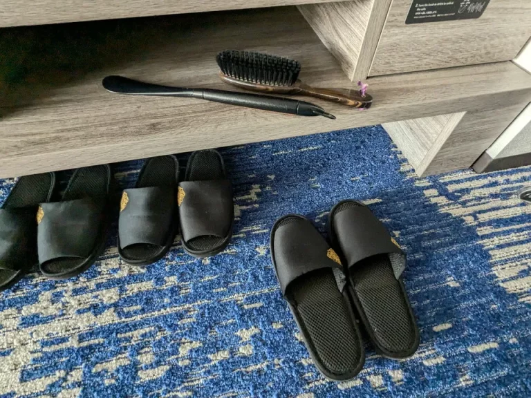 スリッパ、衣類ブラシ、靴ベラ