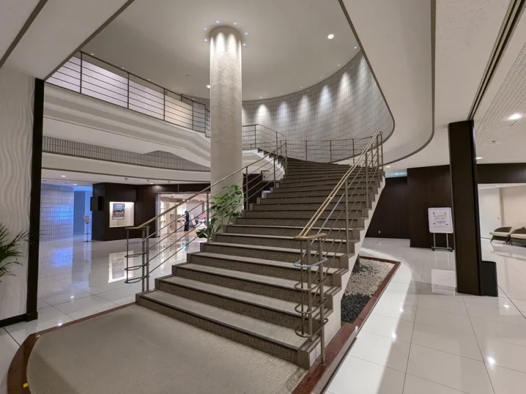 ロビーから2階へ上がる階段