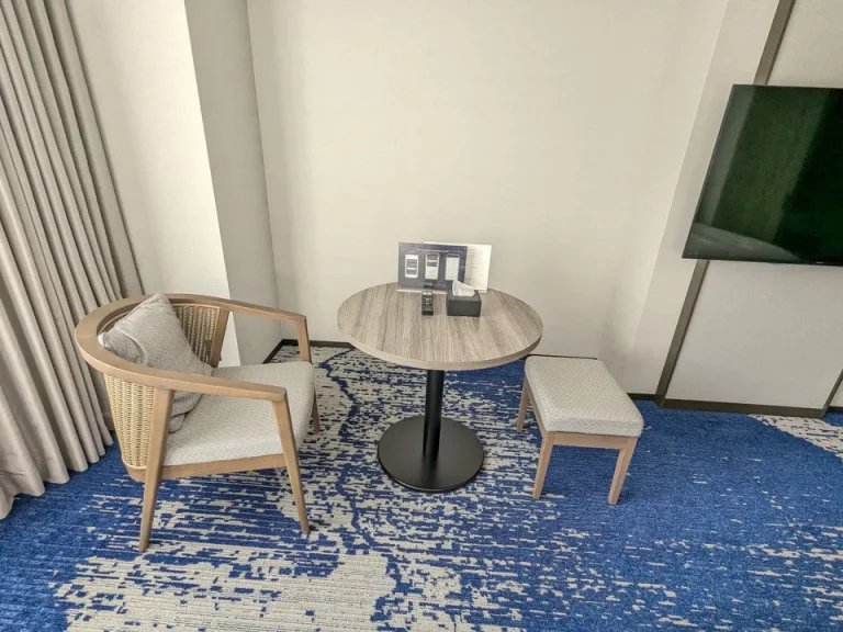 アームチェア、デスク