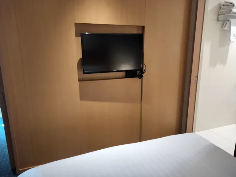 ベッド方向からTV2