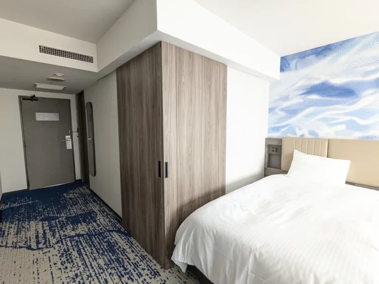 バスルームドアは閉じてプライバシーは保てます