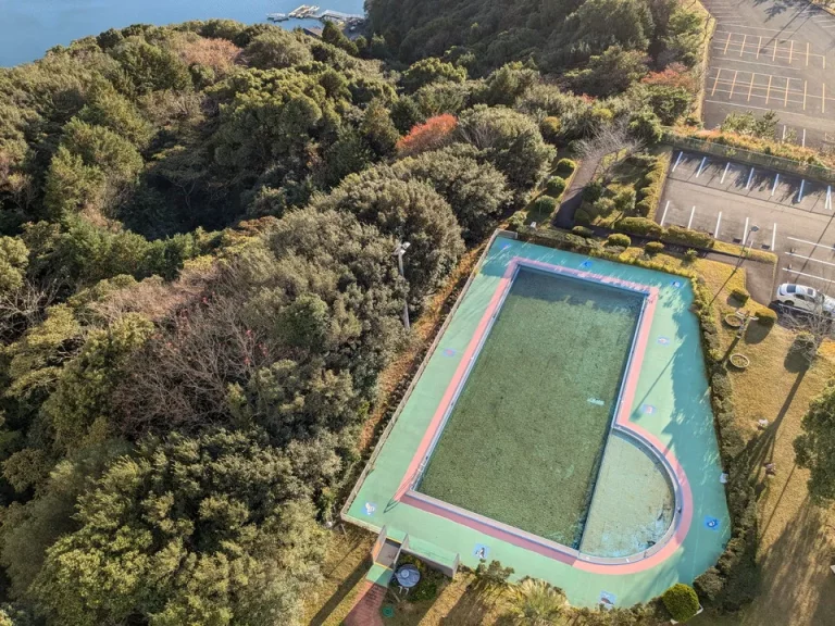 夏季はプールもあります