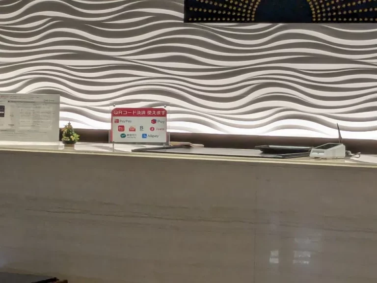 フロントカウンター。QRコード決済も可能です