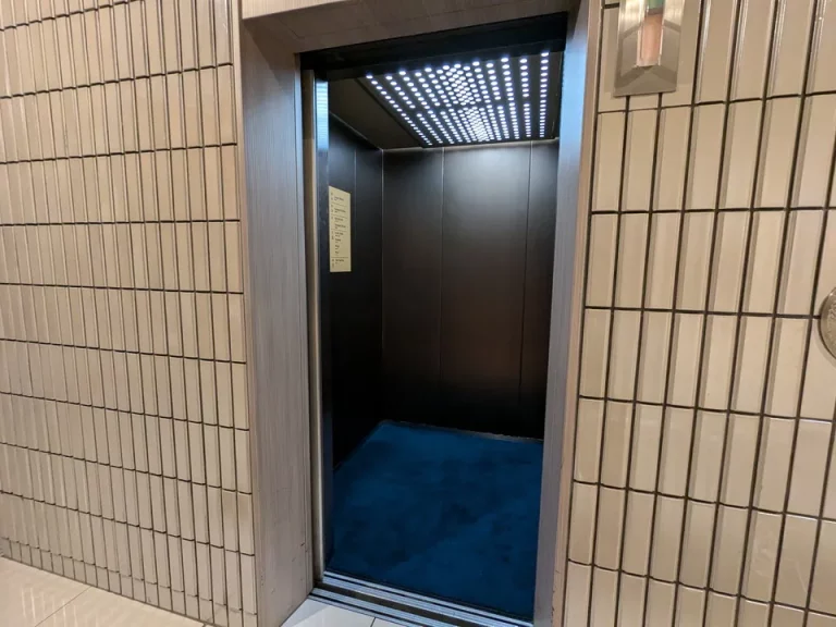 エレベーター内観
