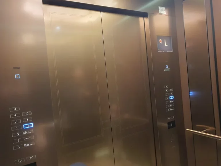 エレベーター内観