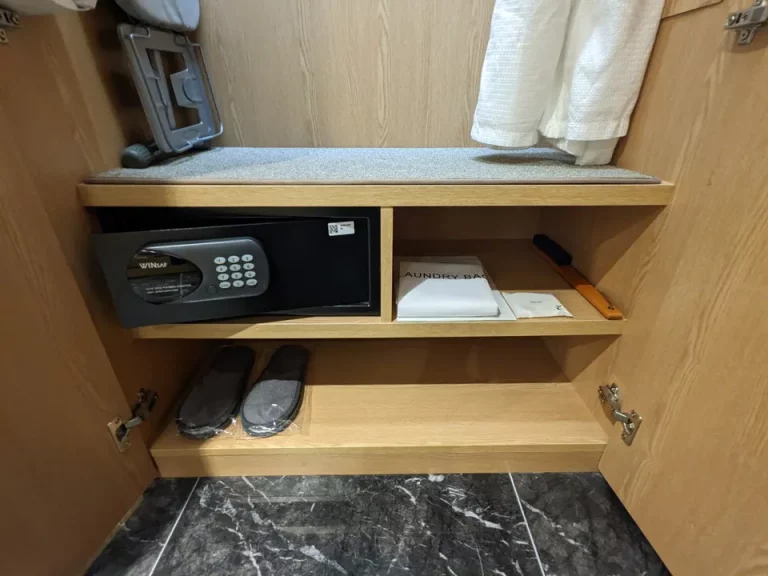 クローゼット外観(開けた状態)_3_クローゼット下段