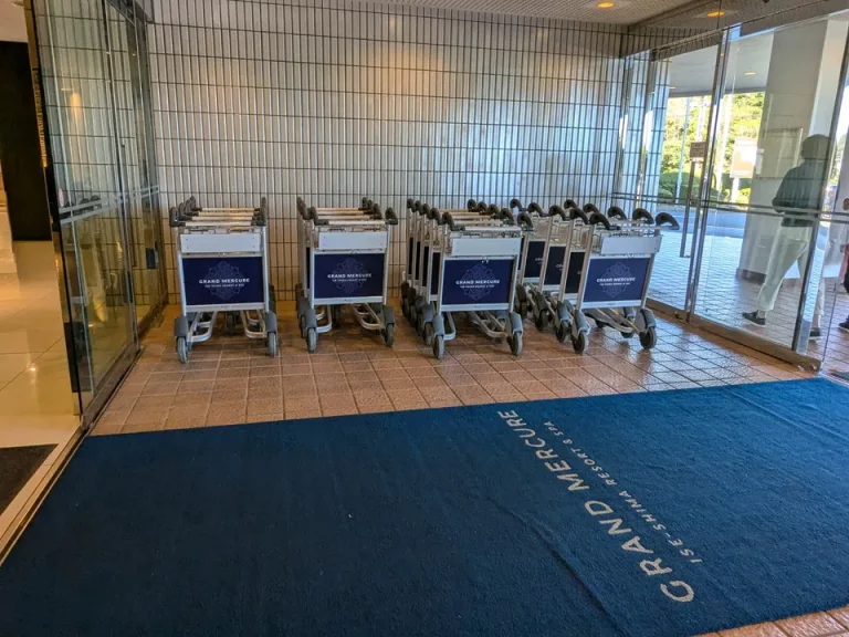 カートはセルフで客室階まで持っていけます