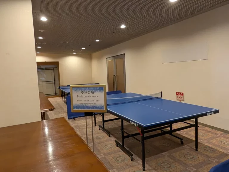 2階レストラン横に卓球会場、喫煙室があります