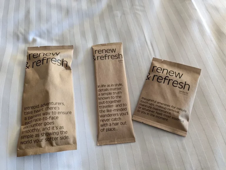 アメニティはフロントでもらえます。カミソリ、コーム、コットンセット