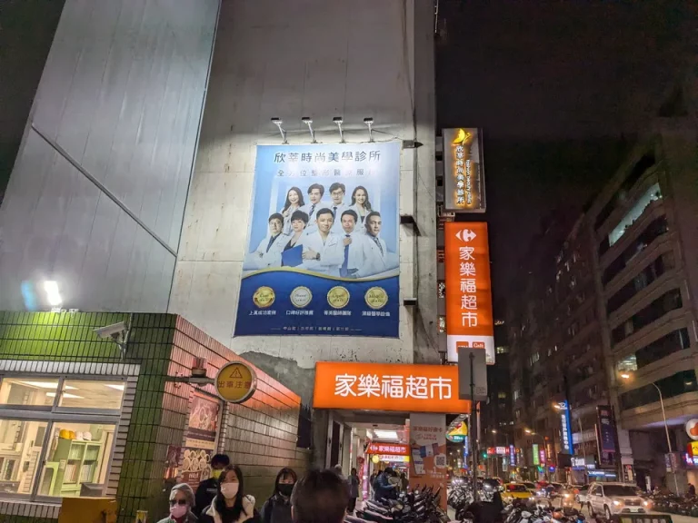 角を曲がったところにカルフール