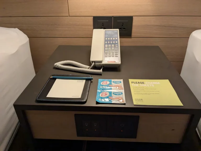 ベッドサイドデスク