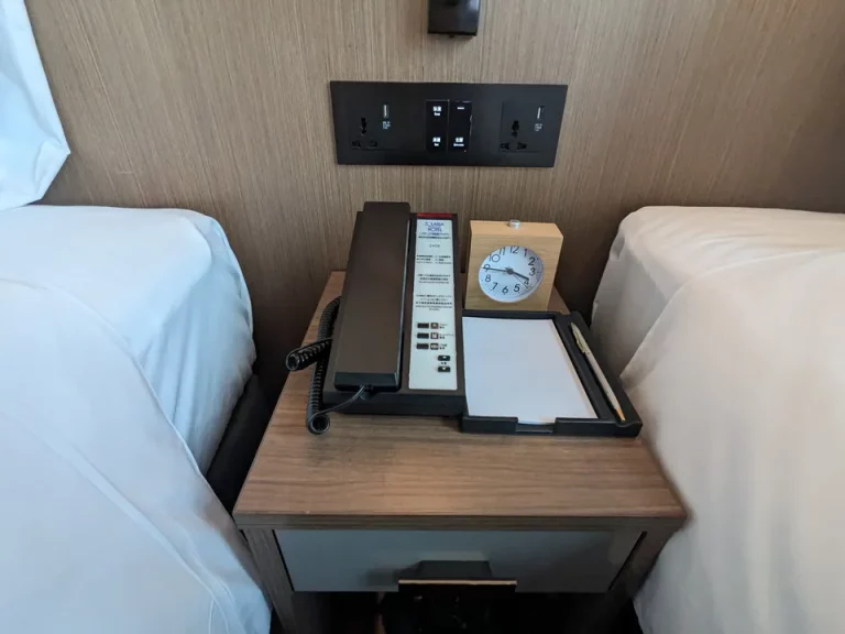 ベッドサイドデスク