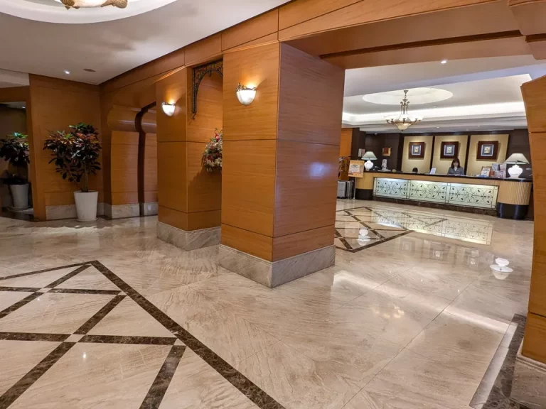 ロビーとフロント