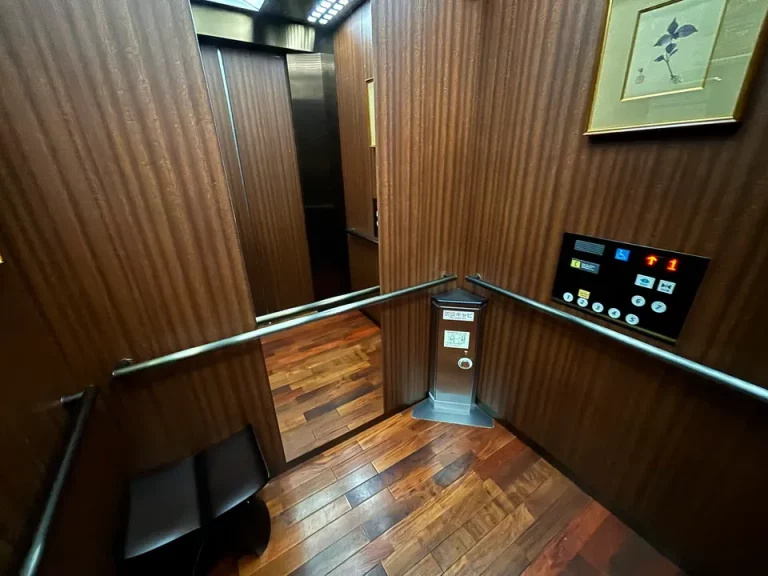 別邸エレベーター内(1)