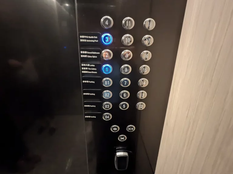 エレベーター階数ボタン(カードキー必要)