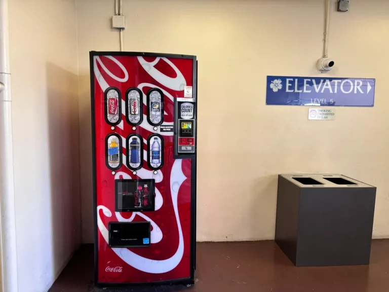 その他_ジムフロアエレベーター横_ワイキキ マリア