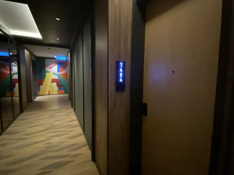 2客室入口外側ドアです。